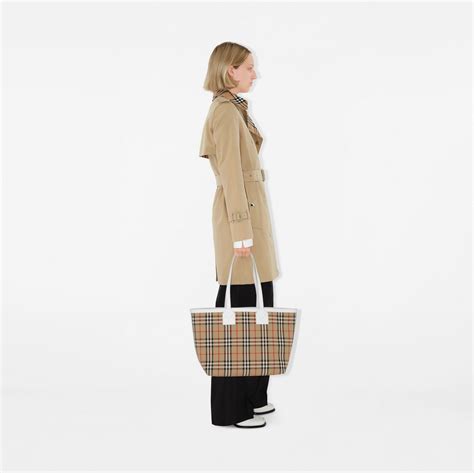 tote bag burberry baby london|Medium London Tote in Archive beige/white .